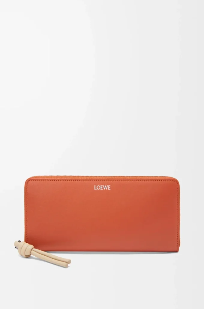 Knot zip around wallet in shiny nappa calfskin Maple/Papercraft