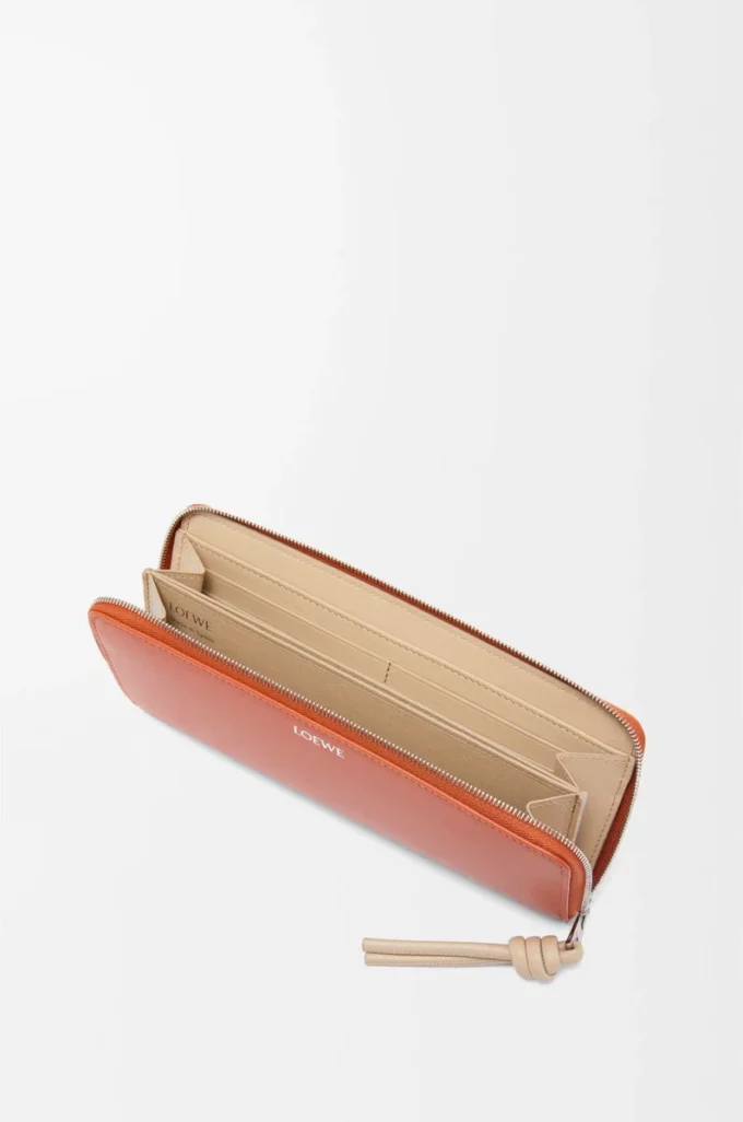 Knot zip around wallet in shiny nappa calfskin Maple/Papercraft
