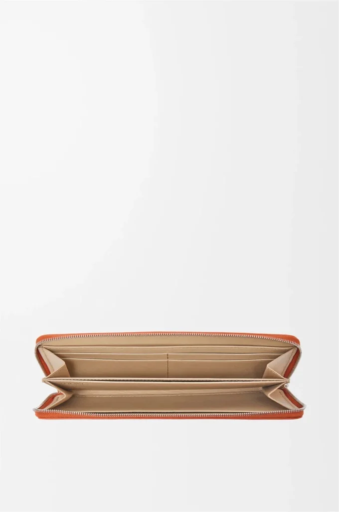 Knot zip around wallet in shiny nappa calfskin Maple/Papercraft