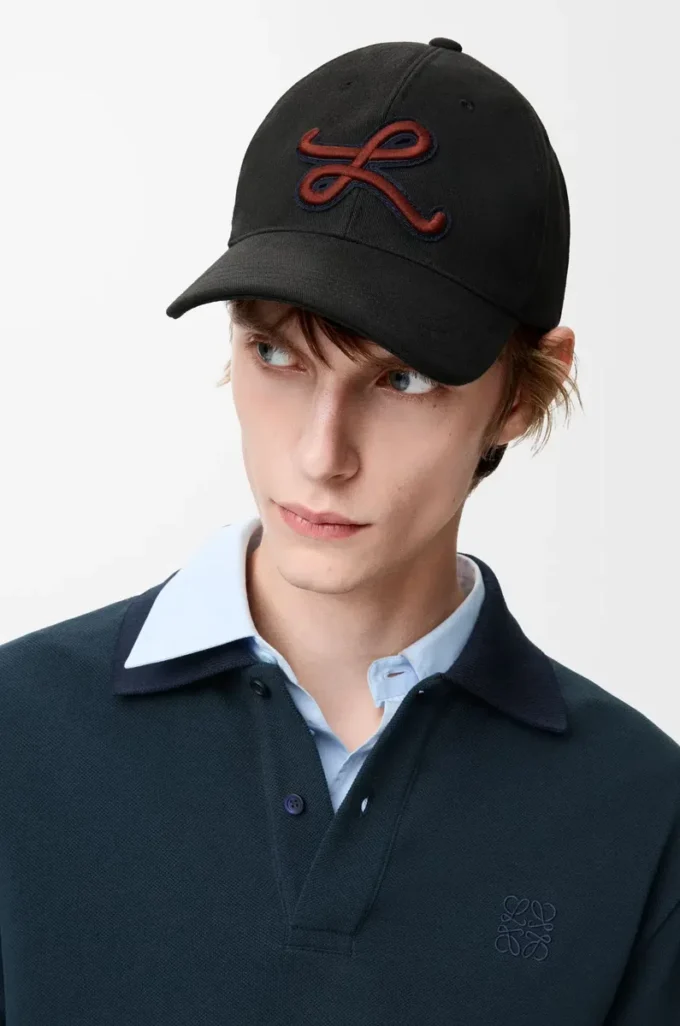 L patch cap in cotton Black L patch cap in cotton Black
