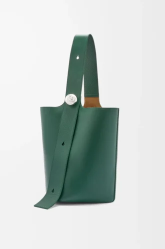 Large Pebble bucket in supple grained calfskin Evergreen