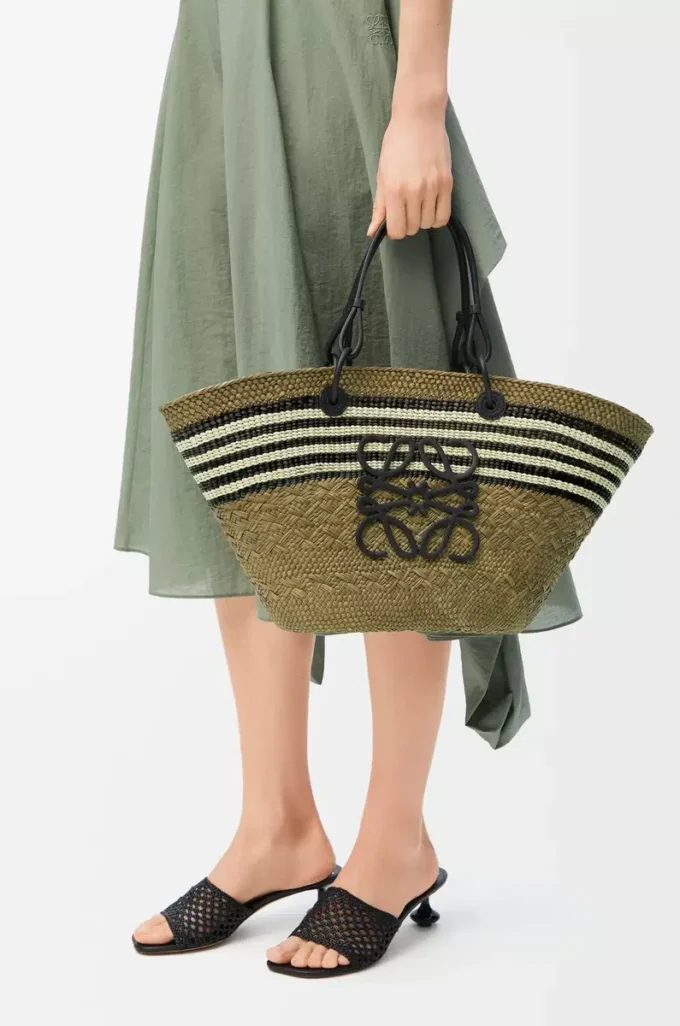 Medium Anagram basket in iraca palm and calfskin Dark Khaki/Black