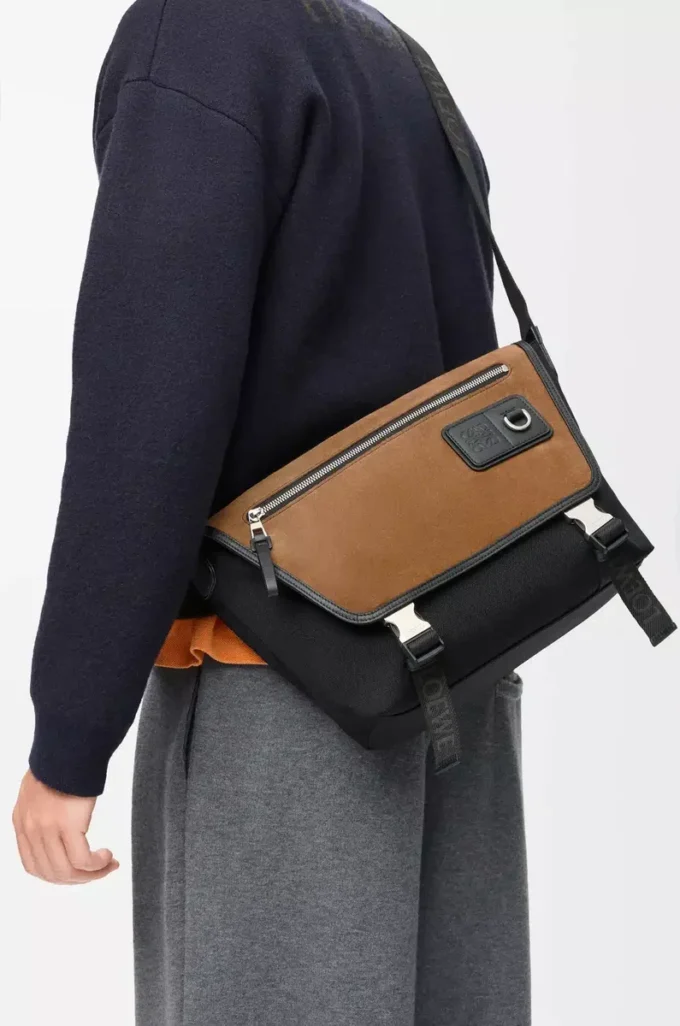 Medium Flex messenger in canvas and suede Black/Dark Gold Medium Flex messenger in canvas and suede Black/Dark Gold