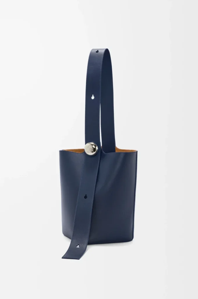 Medium Pebble bucket in smooth calfskin Abyss Blue Medium Pebble bucket in smooth calfskin Abyss Blue