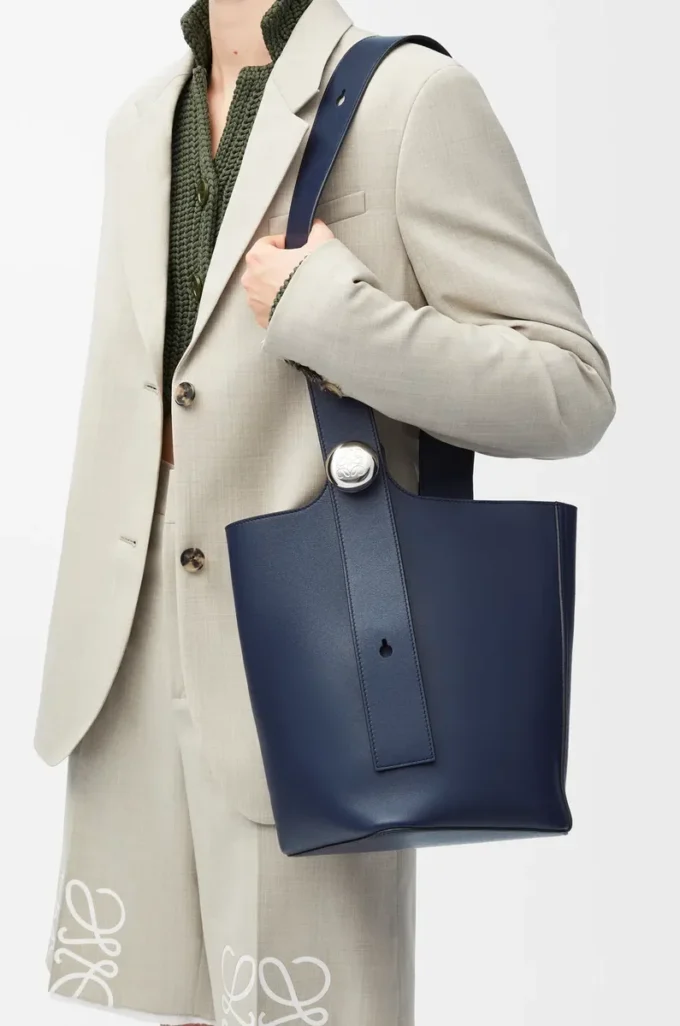 Medium Pebble bucket in smooth calfskin Abyss Blue Medium Pebble bucket in smooth calfskin Abyss Blue