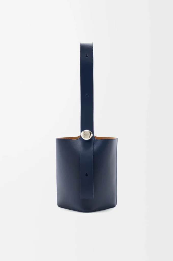 Medium Pebble bucket in smooth calfskin Abyss Blue Medium Pebble bucket in smooth calfskin Abyss Blue