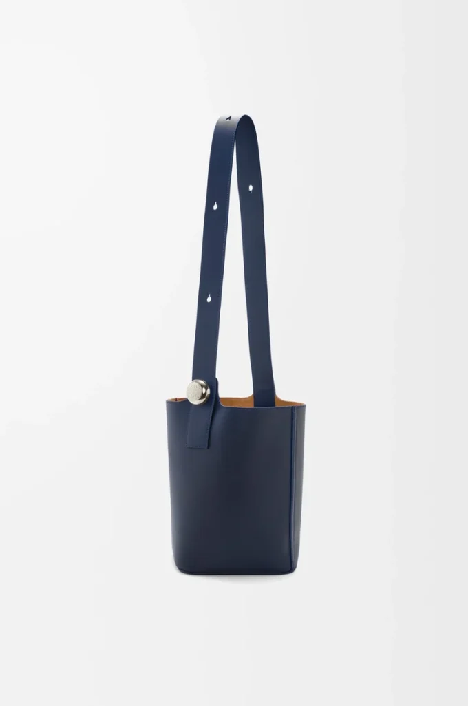 Medium Pebble bucket in smooth calfskin Abyss Blue Medium Pebble bucket in smooth calfskin Abyss Blue
