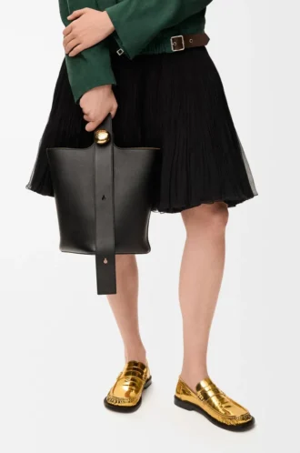Medium Pebble bucket in smooth calfskin Black