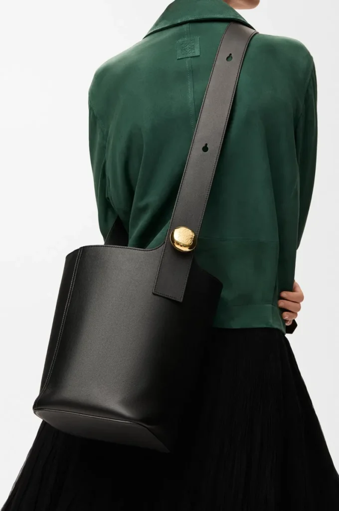 Medium Pebble bucket in smooth calfskin Black Medium Pebble bucket in smooth calfskin Black