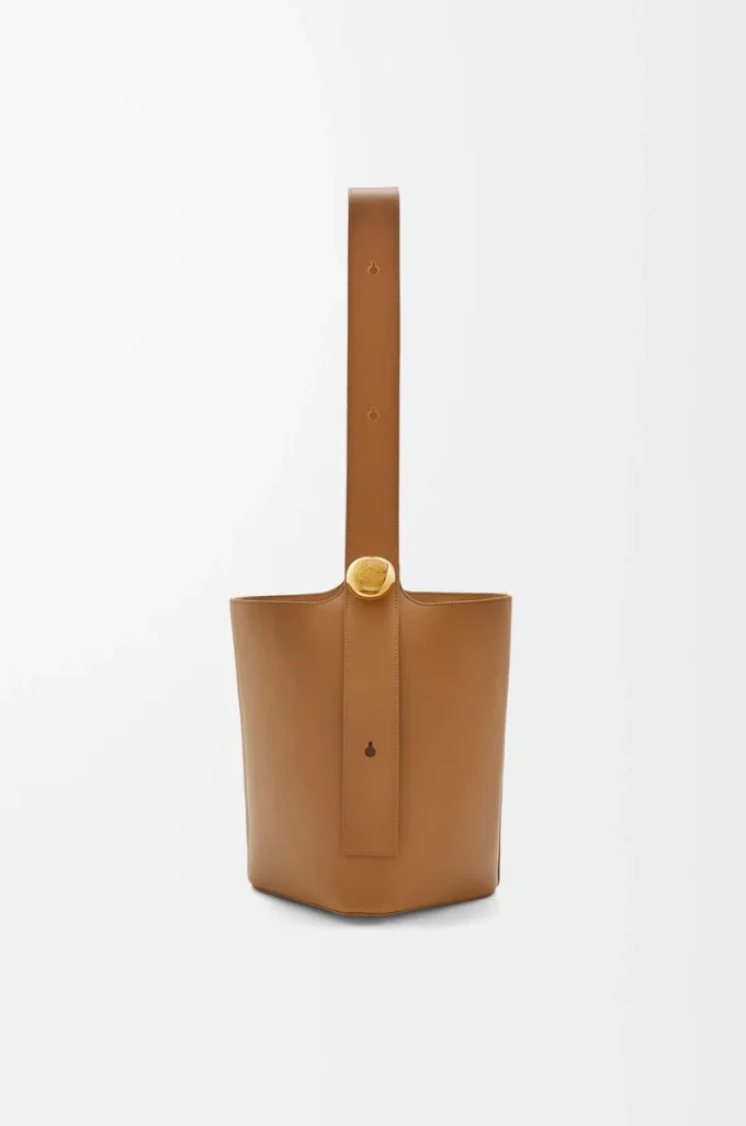 Medium Pebble bucket in smooth calfskin Oak Medium Pebble bucket in smooth calfskin Oak