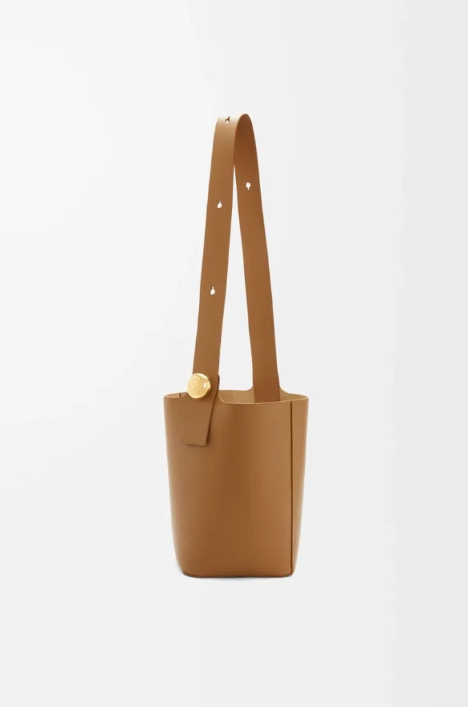 Medium Pebble bucket in smooth calfskin Oak Medium Pebble bucket in smooth calfskin Oak
