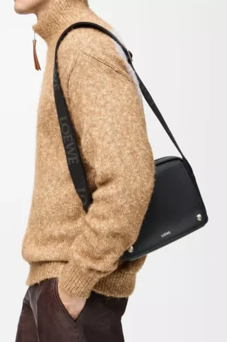 Medium Pebble messenger bag in smooth calfskin Black