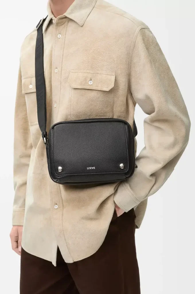 Medium Pebble messenger bag in supple grained calfskin Black