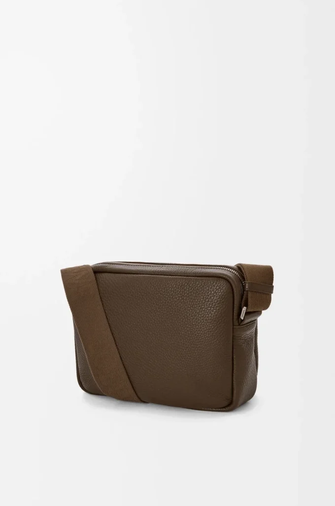 Medium Pebble messenger bag in supple grained calfskin Tundra Medium Pebble messenger bag in supple grained calfskin Tundra