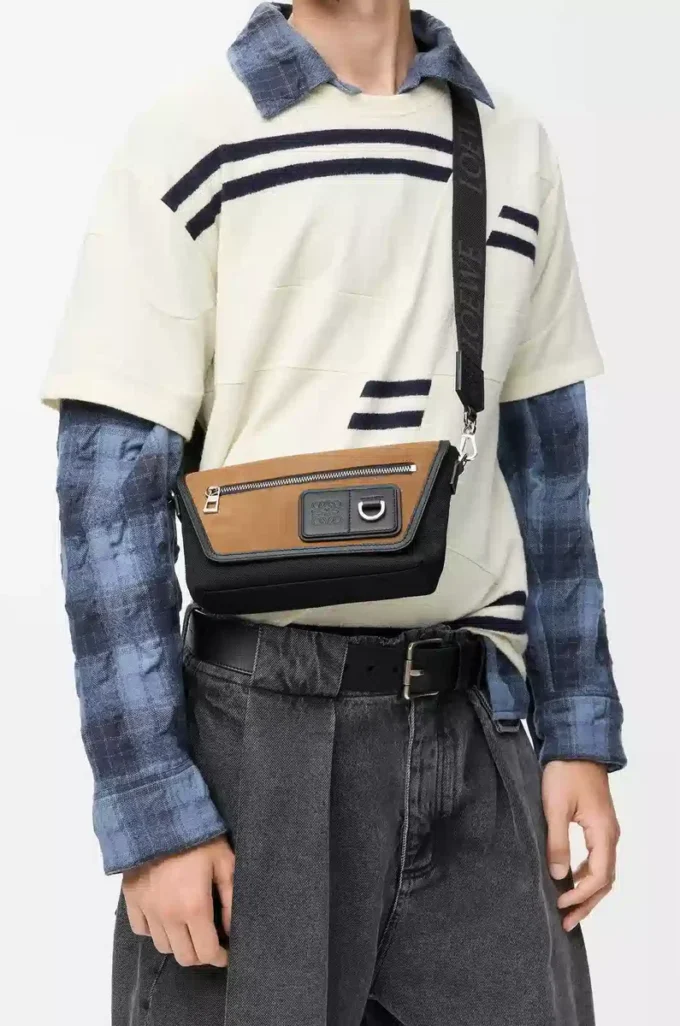 Mini Flex messenger in canvas and suede Black/Dark Gold Mini Flex messenger in canvas and suede Black/Dark Gold