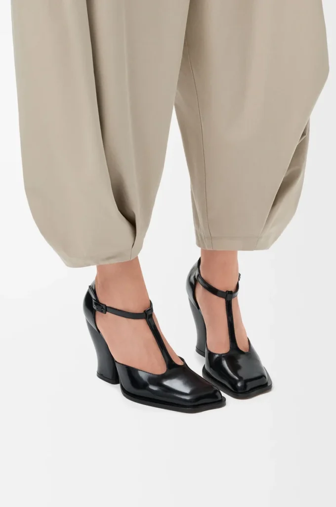 Onda T-bar pump in brushed calfskin Black Onda T-bar pump in brushed calfskin Black