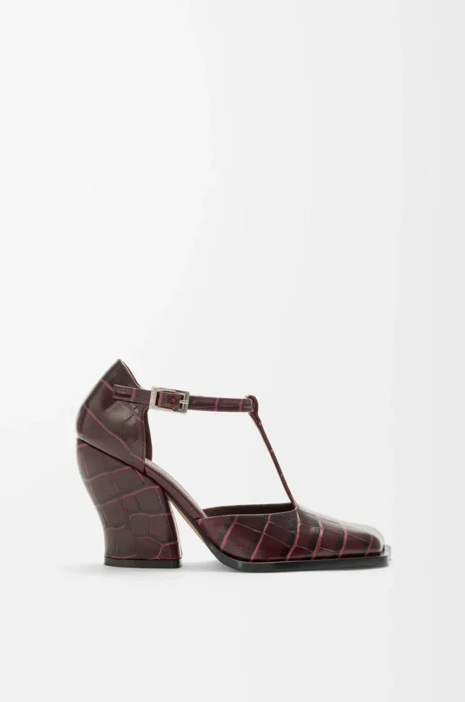Onda T-bar pump in embossed calfskin Burgundy Onda T-bar pump in embossed calfskin Burgundy