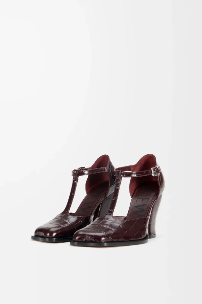 Onda T-bar pump in embossed calfskin Burgundy Onda T-bar pump in embossed calfskin Burgundy