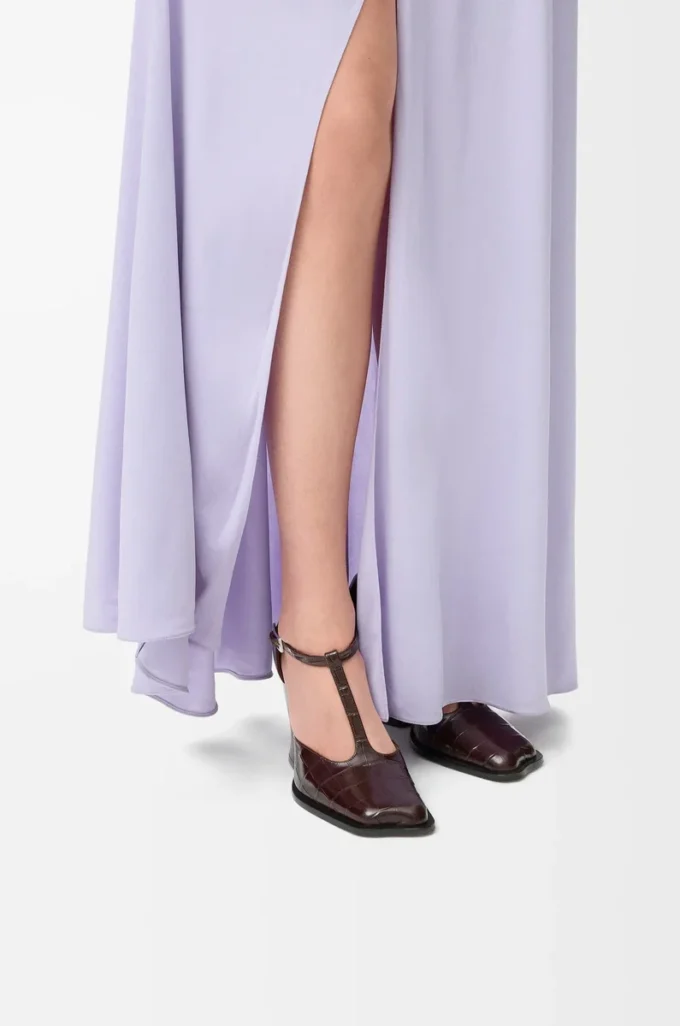 Onda T-bar pump in embossed calfskin Burgundy Onda T-bar pump in embossed calfskin Burgundy