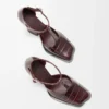 Onda T-bar pump in embossed calfskin Burgundy Onda T-bar pump in embossed calfskin Burgundy