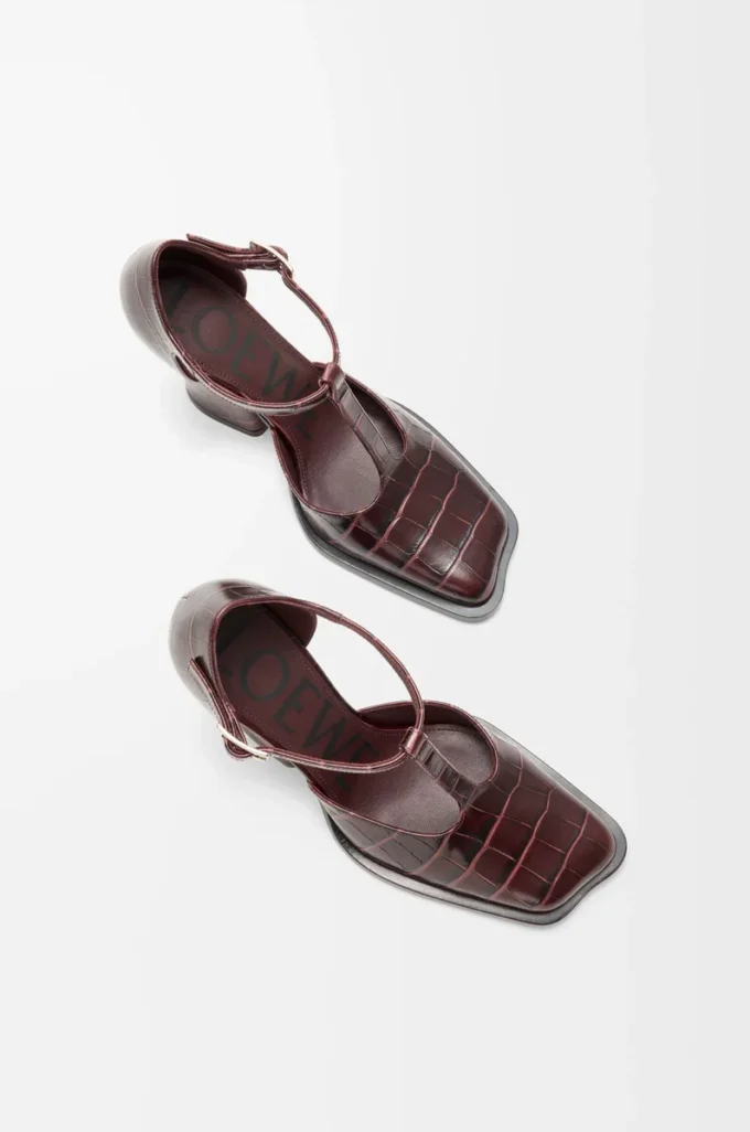 Onda T-bar pump in embossed calfskin Burgundy Onda T-bar pump in embossed calfskin Burgundy