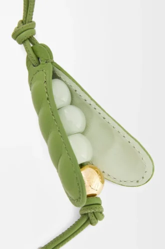 Pea pod charm in classic calfskin Spring Green/Spring Jade