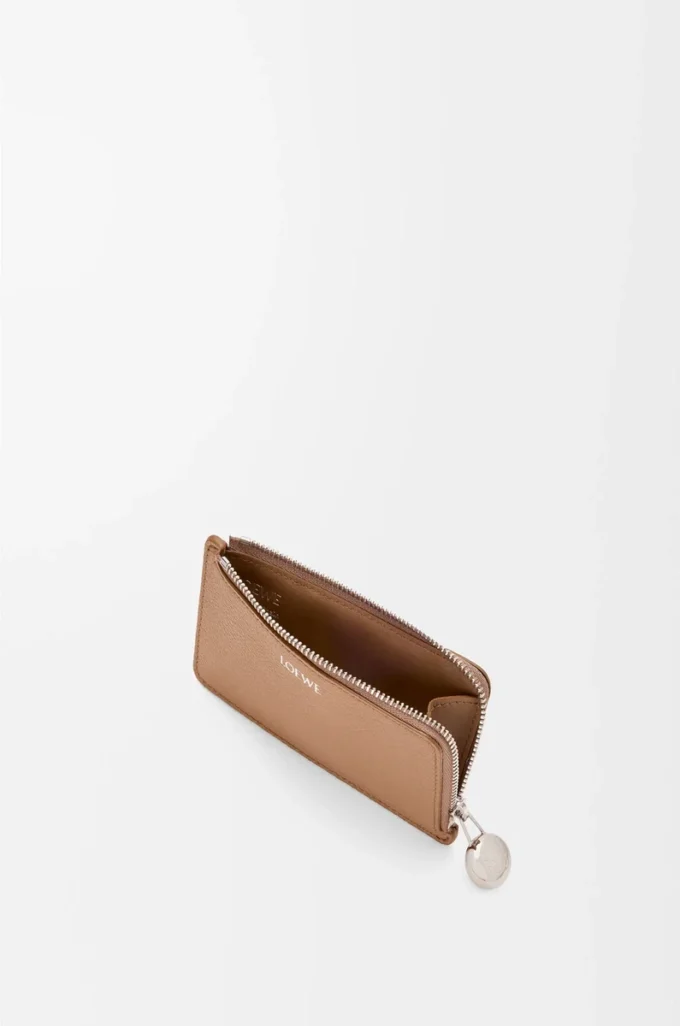 Pebble coin cardholder in pebble grained calfskin Mocha Pebble coin cardholder in pebble grained calfskin Mocha