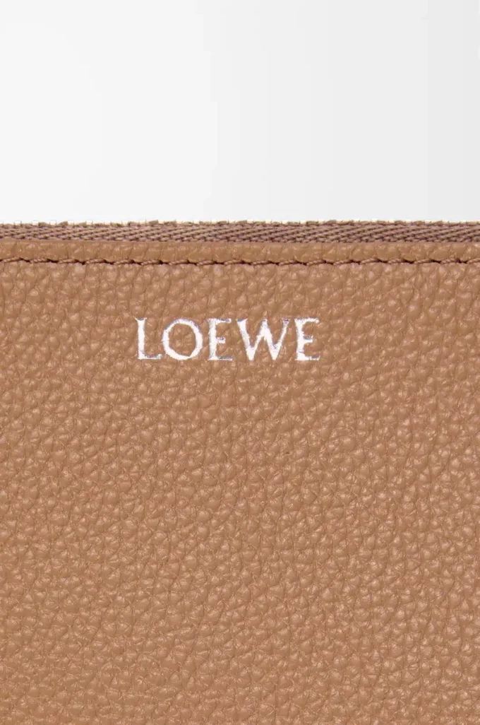 Pebble coin cardholder in pebble grained calfskin Mocha Pebble coin cardholder in pebble grained calfskin Mocha