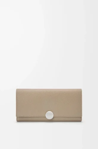 Pebble continental wallet in mini grain calfskin Clay