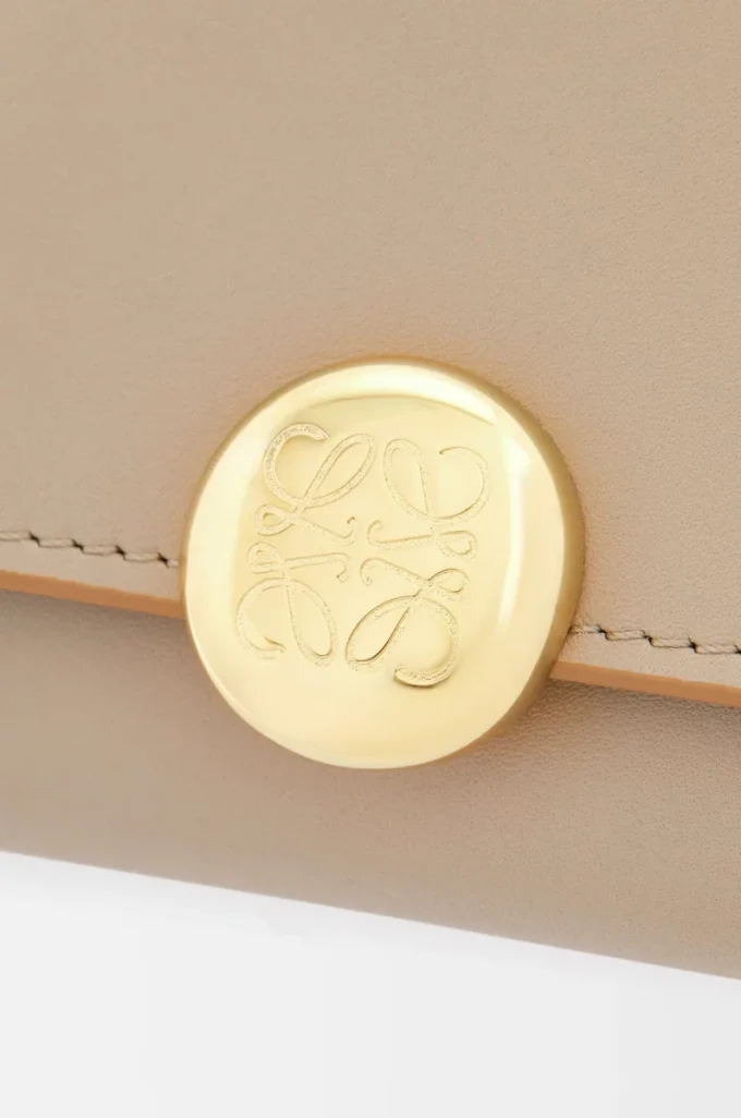Pebble continental wallet in shiny nappa calfskin Sand
