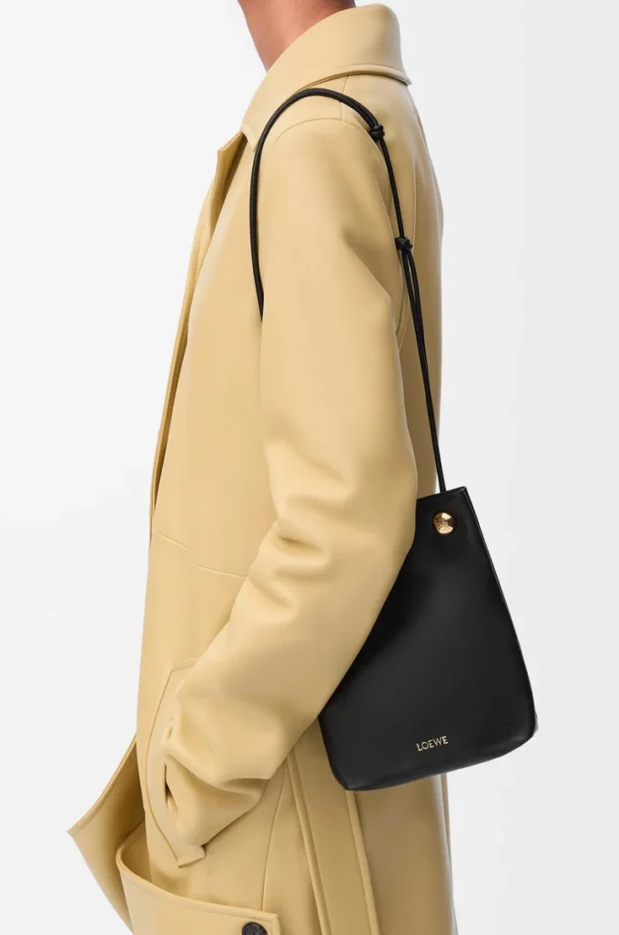 Pebble pouch in smooth calfskin Black