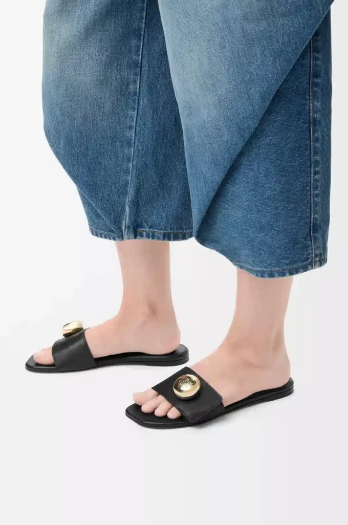 Pebble slide in soft calfskin Black