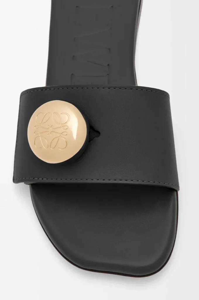 Pebble slide in soft calfskin Black