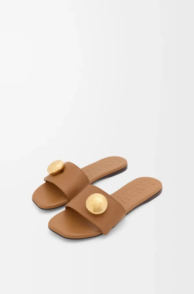 Pebble slide in soft calfskin Oak