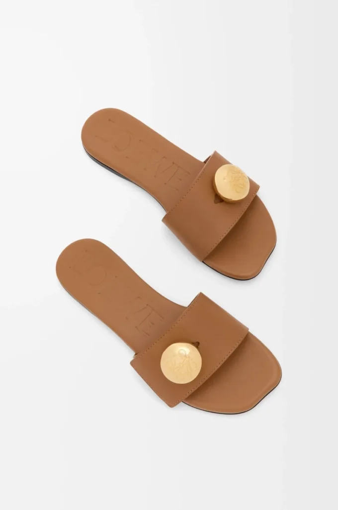 Pebble slide in soft calfskin Oak