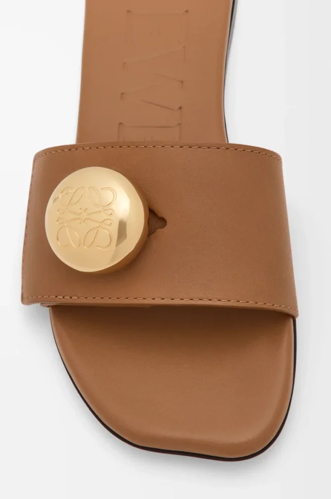 Pebble slide in soft calfskin Oak