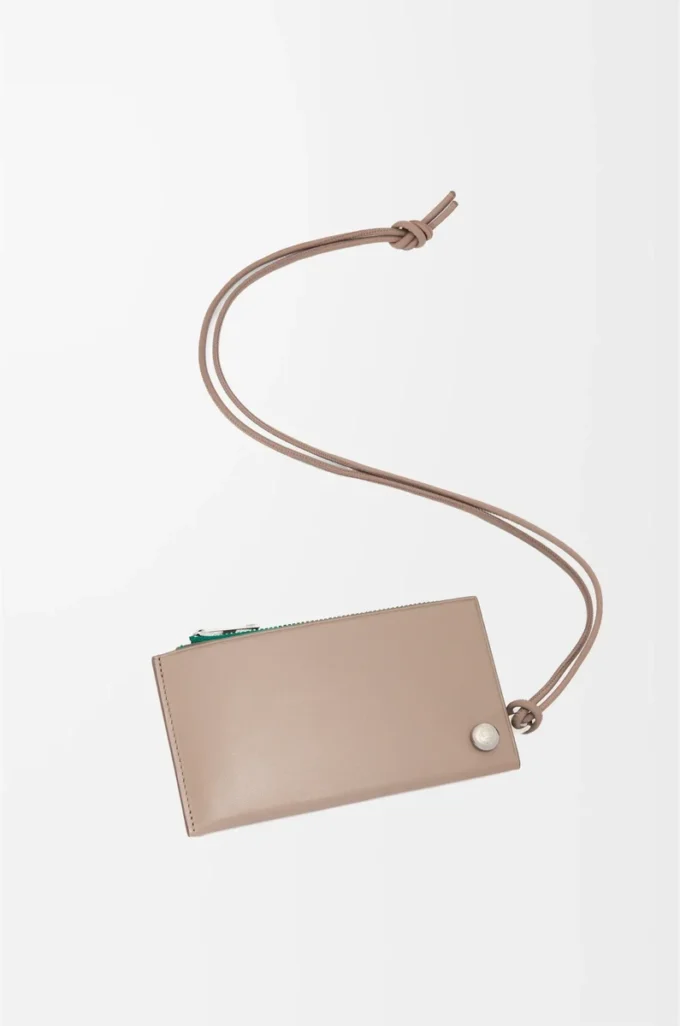 Pebble Slider coin cardholder in shiny nappa calfskin Sand/Tropical Green Pebble Slider coin cardholder in shiny nappa calfskin Sand/Tropical Green