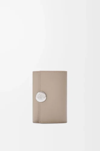 Pebble small vertical wallet in pebble grained calfskin Clay