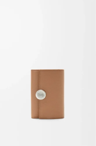 Pebble small vertical wallet in pebble grained calfskin Mocha