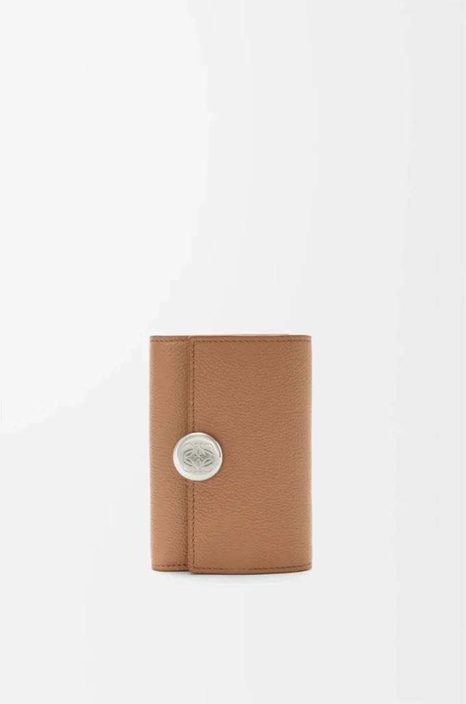 Pebble small vertical wallet in pebble grained calfskin Mocha Pebble small vertical wallet in pebble grained calfskin Mocha