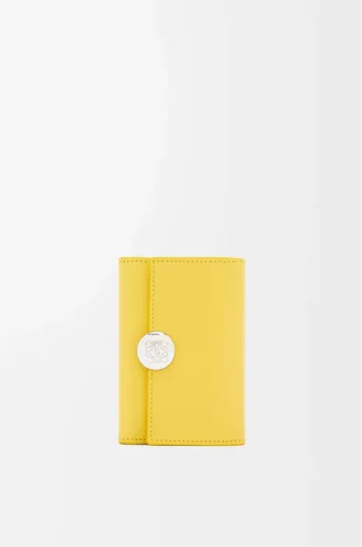 Pebble small vertical wallet in shiny nappa calfskin Baby Corn