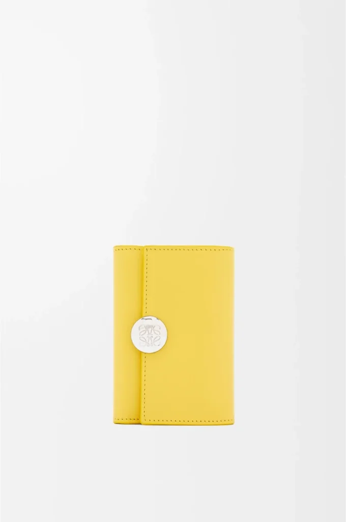Pebble small vertical wallet in shiny nappa calfskin Baby Corn Pebble small vertical wallet in shiny nappa calfskin Baby Corn