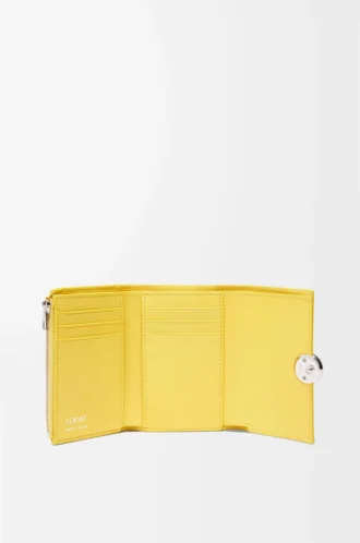 Pebble small vertical wallet in shiny nappa calfskin Baby Corn