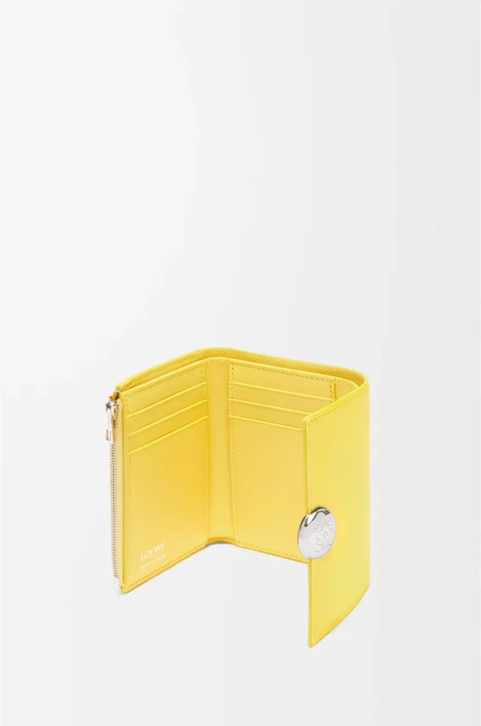 Pebble small vertical wallet in shiny nappa calfskin Baby Corn Pebble small vertical wallet in shiny nappa calfskin Baby Corn