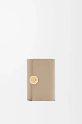 Pebble small vertical wallet in shiny nappa calfskin Sand