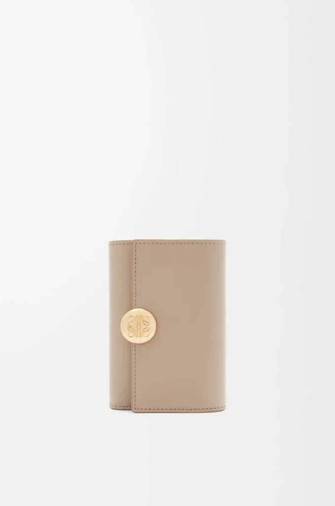 Pebble small vertical wallet in shiny nappa calfskin Sand Pebble small vertical wallet in shiny nappa calfskin Sand