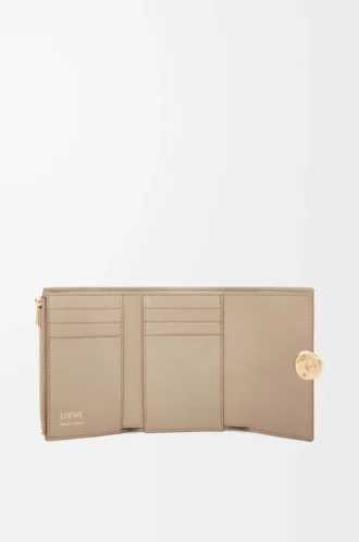 Pebble small vertical wallet in shiny nappa calfskin Sand