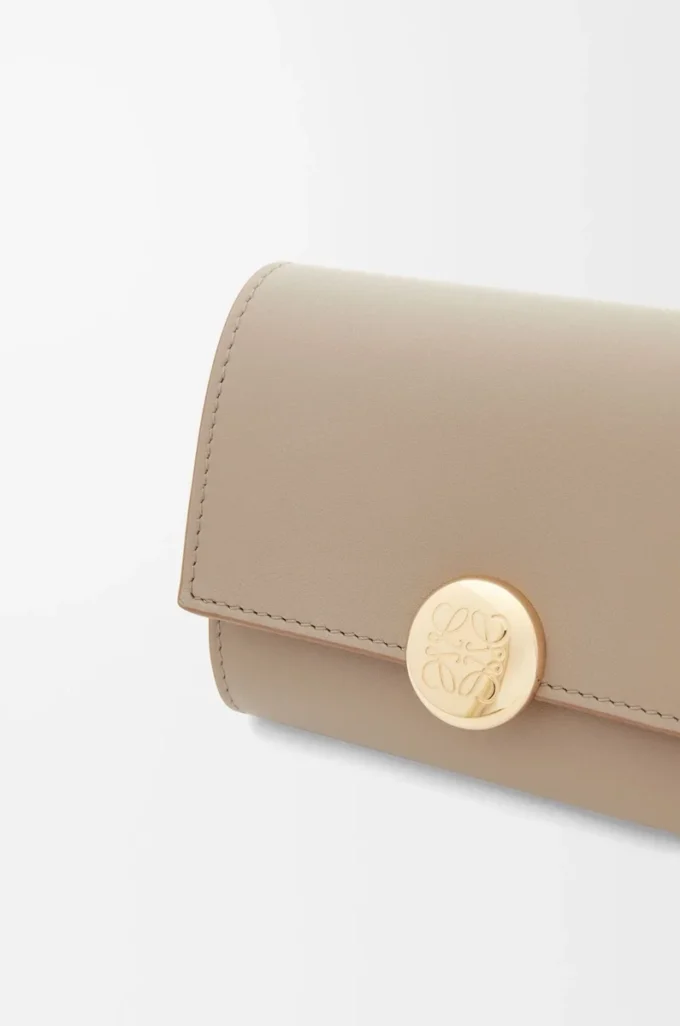 Pebble small vertical wallet in shiny nappa calfskin Sand Pebble small vertical wallet in shiny nappa calfskin Sand