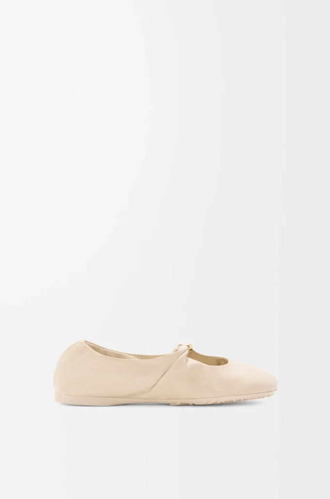 Pebble Soft ballerina in nappa lambskin Dough Pebble Soft ballerina in nappa lambskin Dough