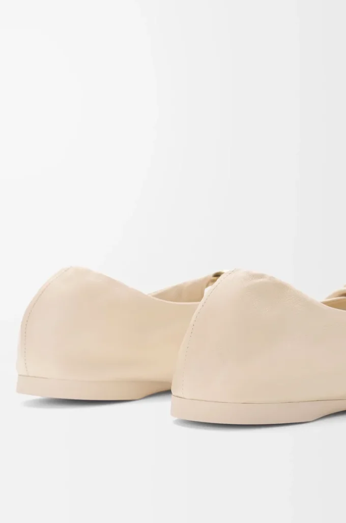 Pebble Soft ballerina in nappa lambskin Dough Pebble Soft ballerina in nappa lambskin Dough